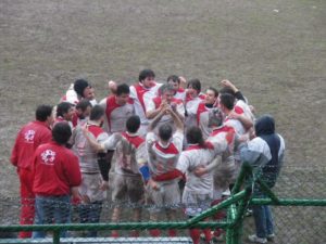 Vasto-Rugby-15-apr-12-labbraccio-a-coach-DOnofrio-che-chiude-la-carriera-da-giocatore