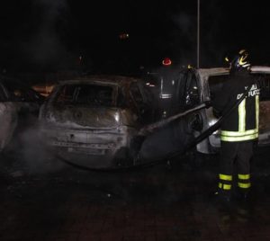 Vasto (Chieti): auto in fiamme in cortile condominio