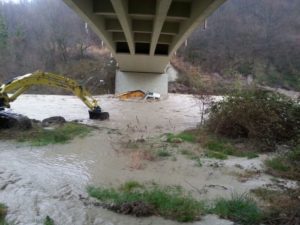 Escavatore travolto da acque fiume Sinello durante lavori