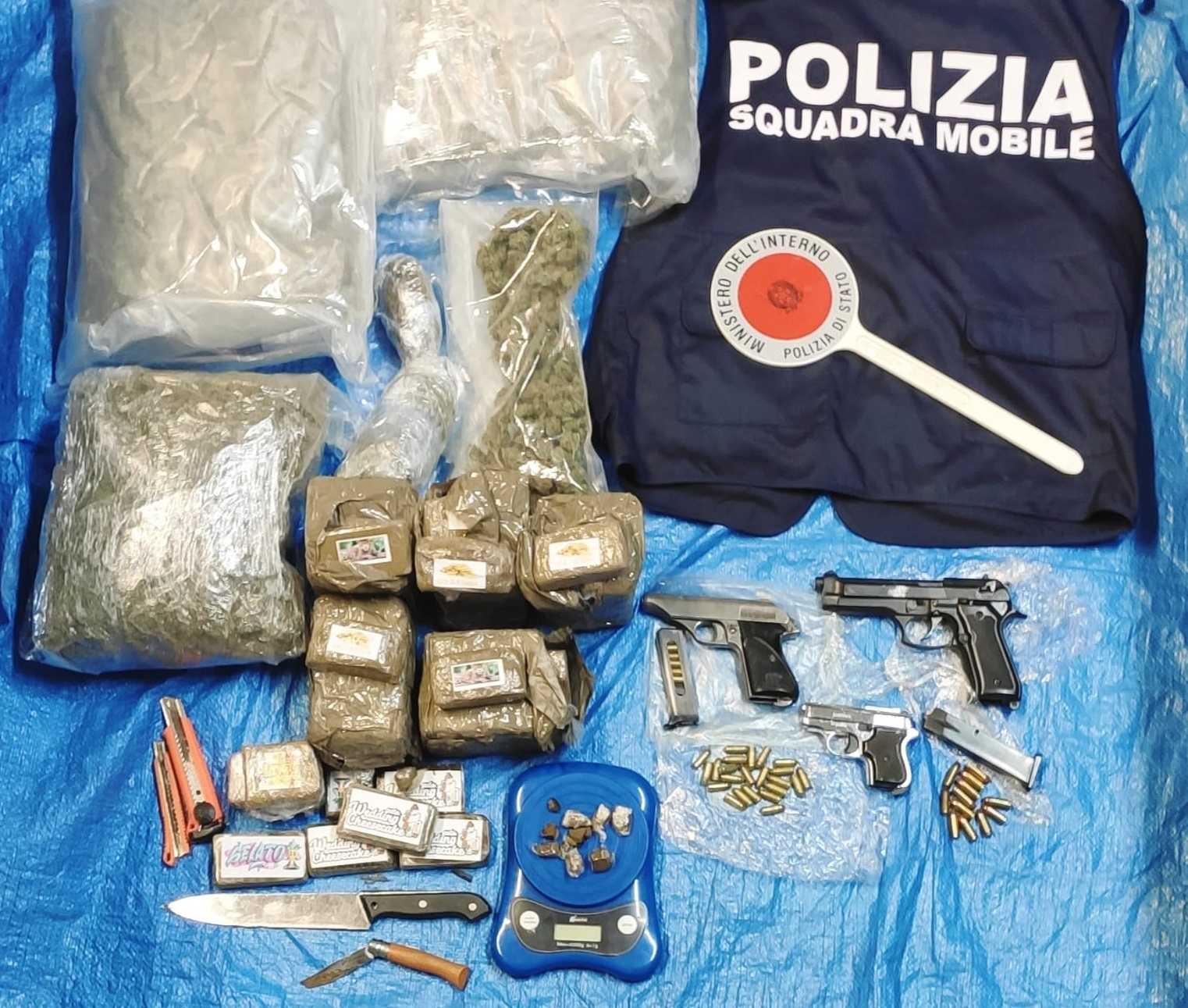 Chili Di Droga Armi E Munizioni La Squadra Mobile Di Pescara Incastra