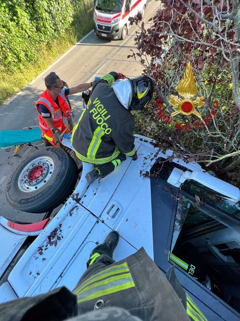 Paura A Moscufo Si Ribalta Una Cisterna Con Alcool Metilico Vigili