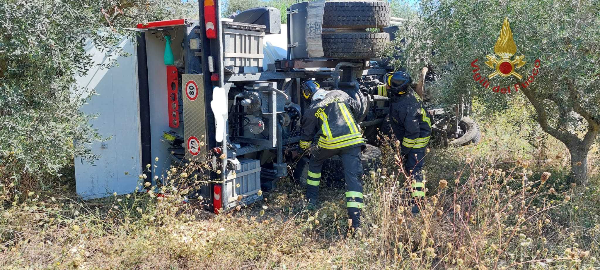 Cisterna Con Gpl Si Ribalta Nel Pescarese Vigili Fuoco Al Lavoro