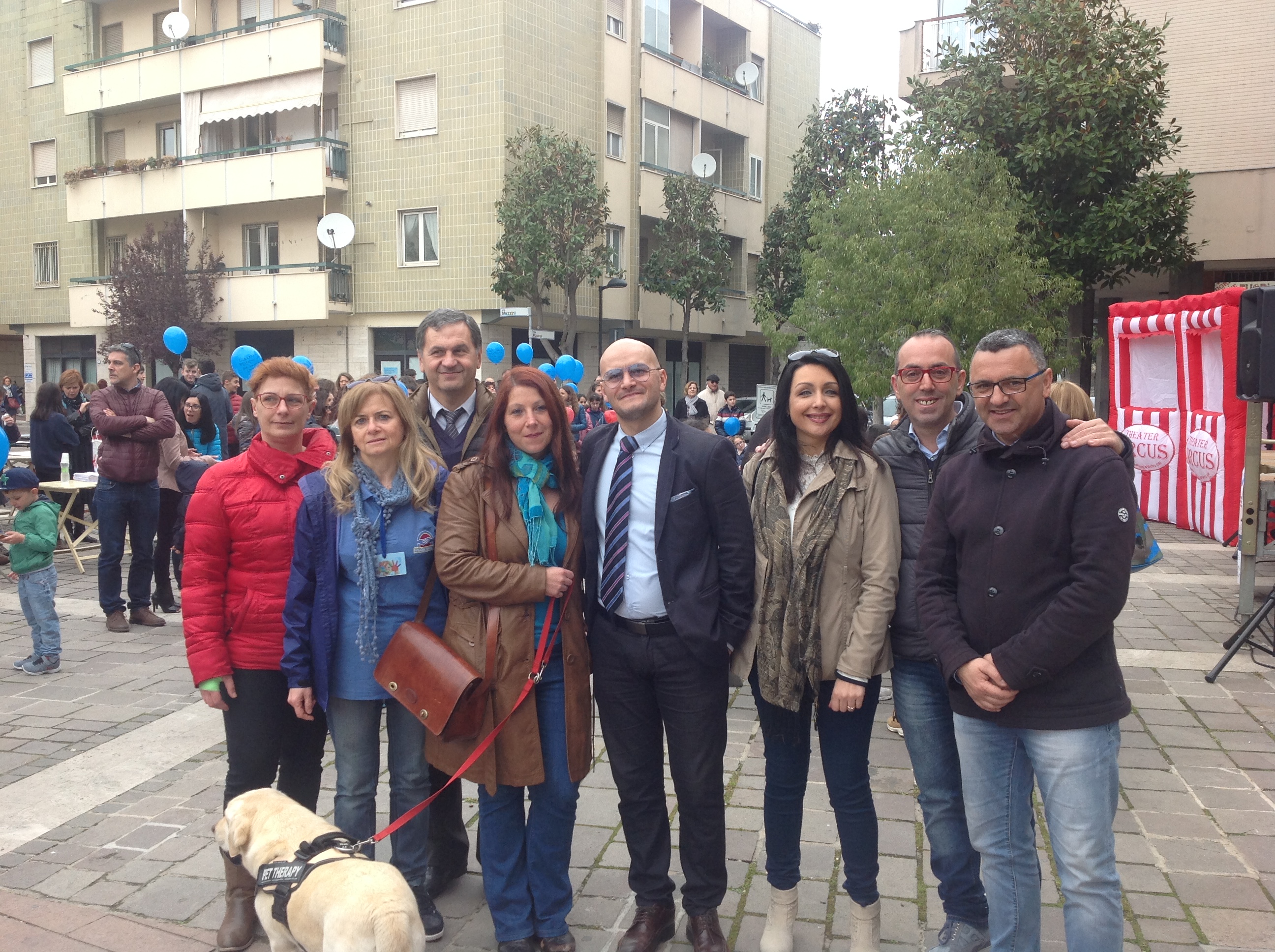Piazza Diaz a Montesilvano si tinge di blu per la Giornata di consapevolezza sull’autismo