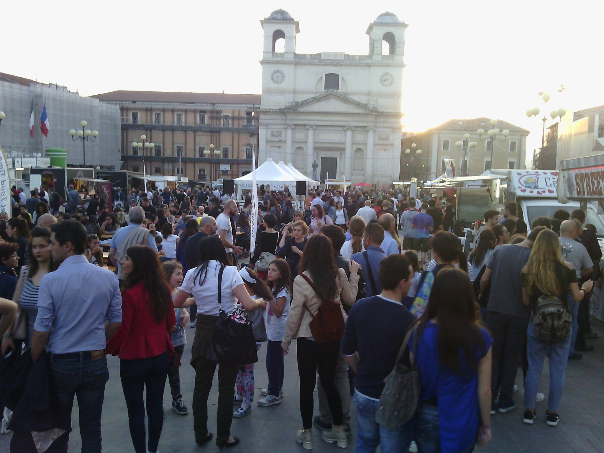 Il centro storico dell’Aquila torna a riempirsi grazie allo Street Food Time