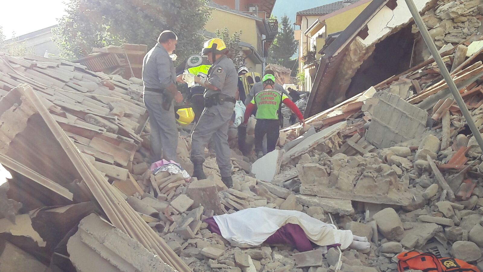 Unità cinofili Abruzzo ad Accumoli per operazioni di soccorso, primi feriti all’Aquila