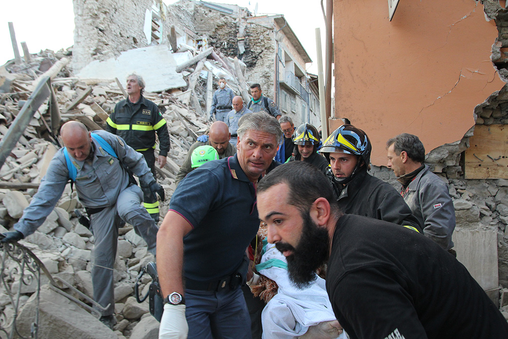 Terremoto: 38 i morti accertati, centinaia di feriti e migliaia di sfollati. Vertice ad Amatrice