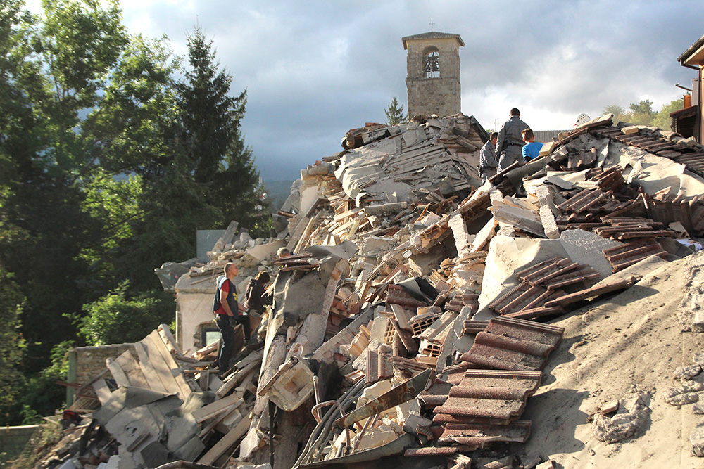 Terremoto: 38 i morti accertati, centinaia di feriti e migliaia di sfollati. Vertice ad Amatrice