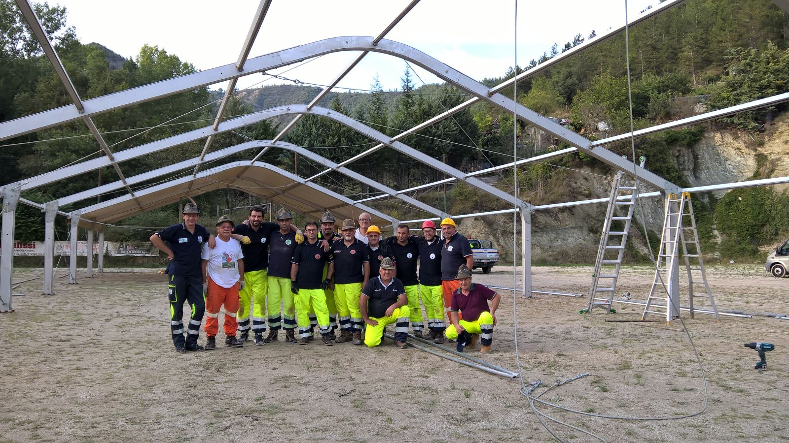 Gli alpini marsicani e teramani impegnati a montare una ‘scuola’ nei luoghi colpiti dal sisma
