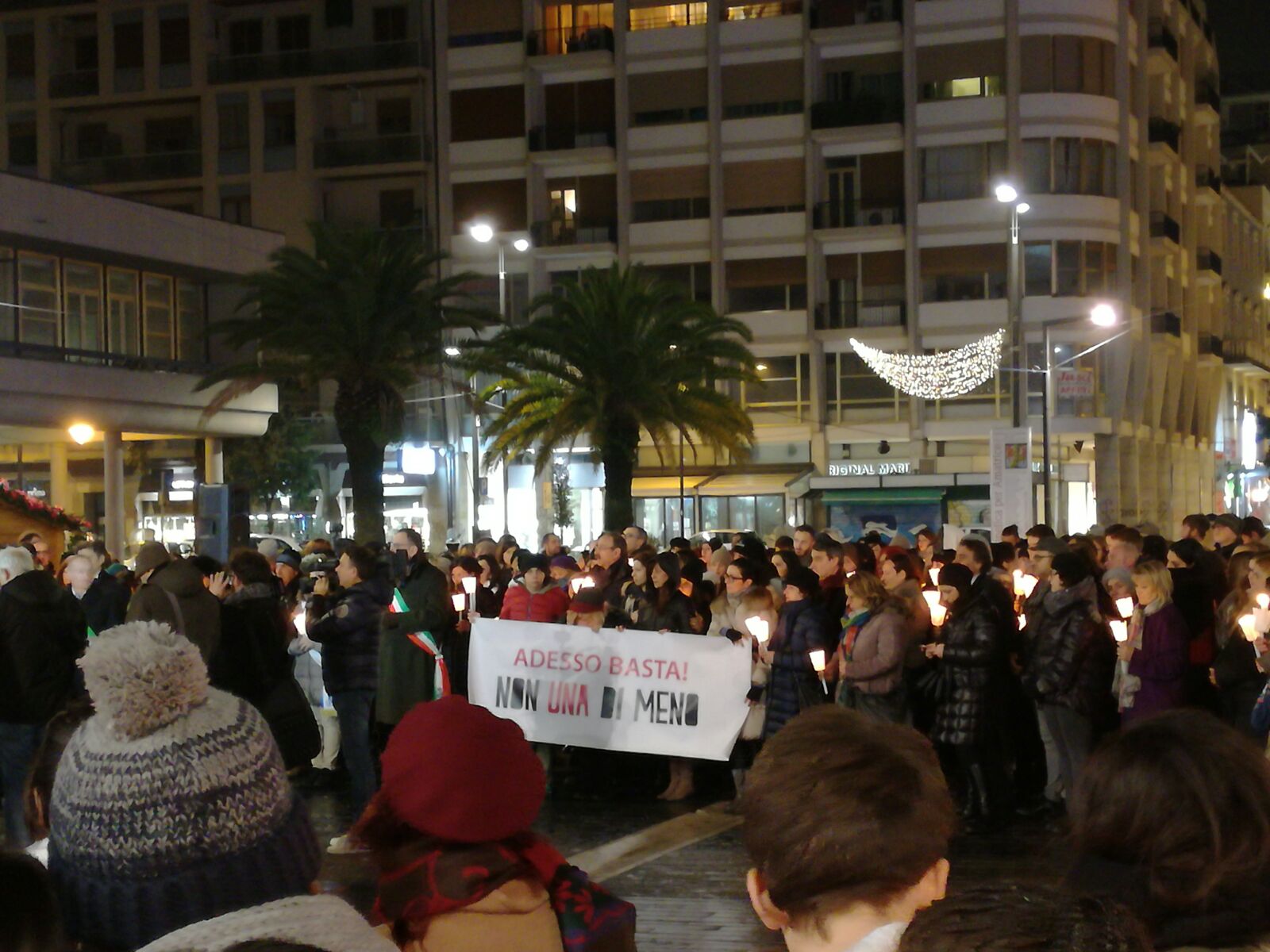 In mille tra le vie del centro per ricordare Jennifer