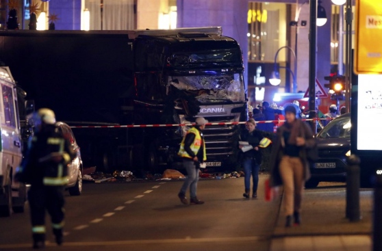 Attentato terroristico a Berlino: camion piomba sulla folla in un mercato di Natale, morti e feriti