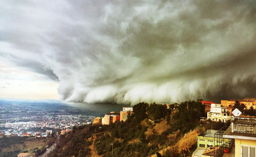 Tsunami di neve filmato in Abruzzo (Video). Temperature a -20. I sindaci: uscire solo se necessario
