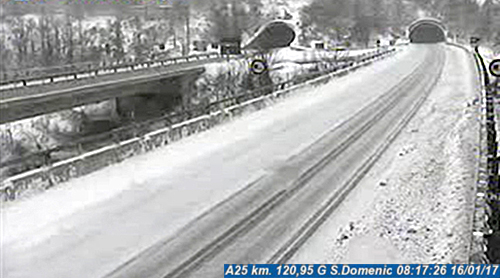 Maltempo: autostrada in tilt, scuole chiuse e ghiaccio sulle strade. Abruzzo bloccato dalla neve (Diretta)