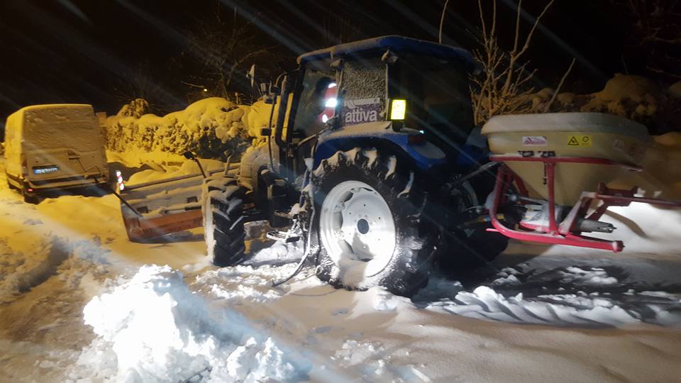 Malmena operatore del comune che finisce al pronto soccorso, danneggiato anche il mezzo spazzaneve