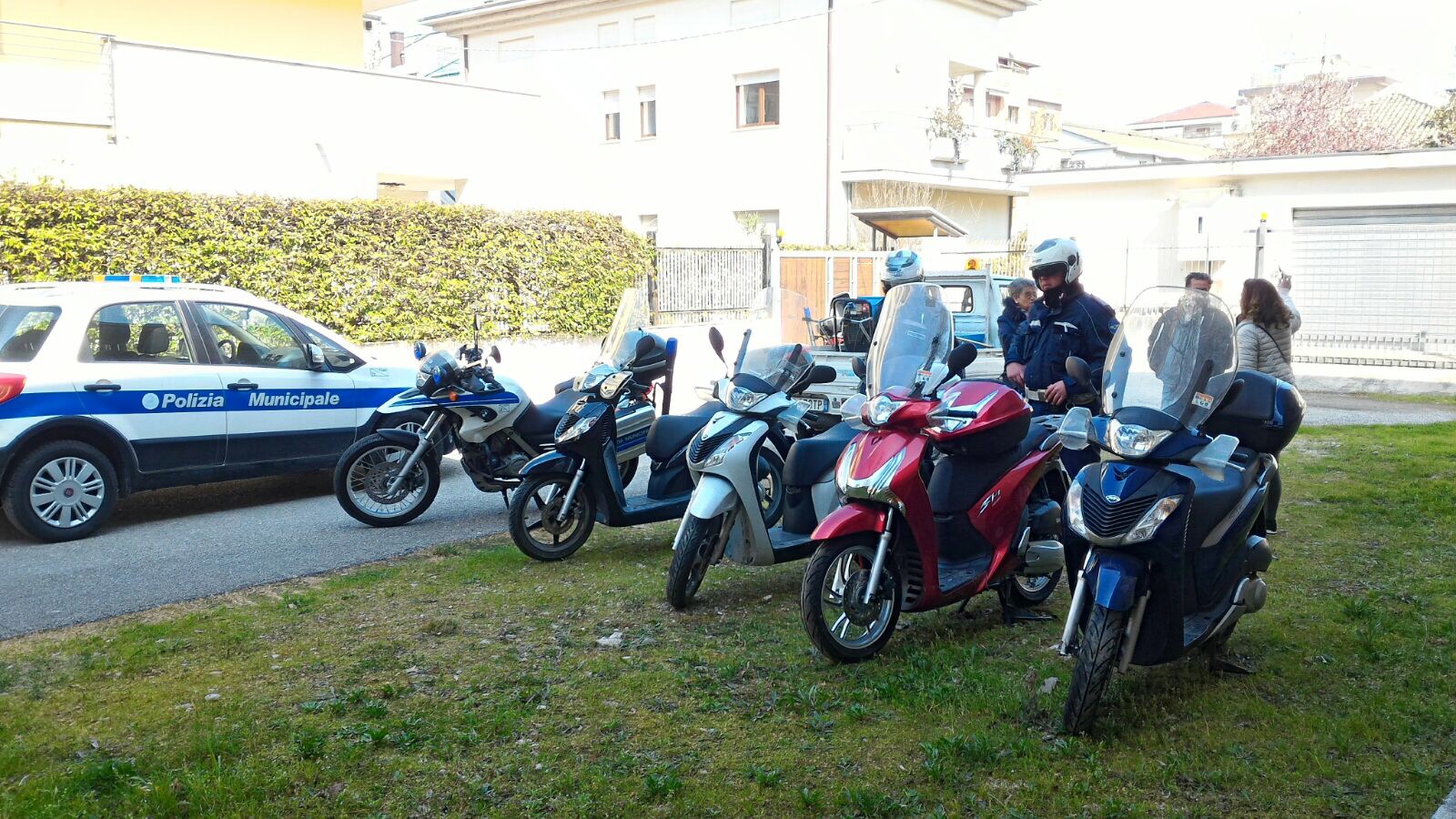 Cinque moto rubate ritrovate nel seminterrato di un’ex scuola, recuperate e restituite ai proprietari
