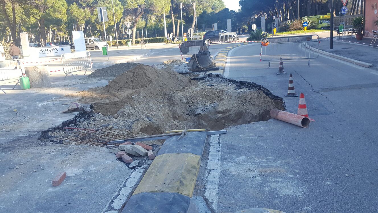 Voragine si apre nell’asfalto, chiuso tratto di via D’Avalos davanti all’Aurum
