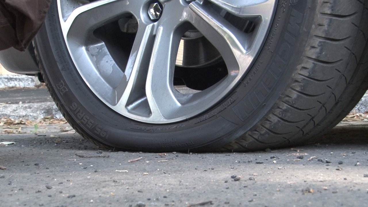 Voragine sull’asfalto fa scoppiare gli pneumatici a dieci automobili, rallentamenti sull’asse attrezzato