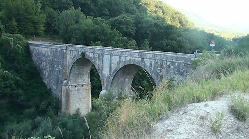 A rischio crollo il ponte sul fiume Treste, si allarga la crepa sul muro di sostegno lungo la ex statale 86