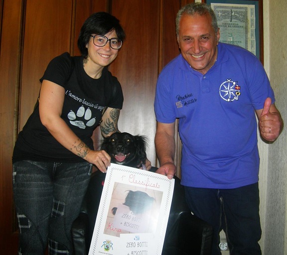 ‘Zero botti, più biscotti’, la cagnolina Kira vince il concorso fotografico del comune di Chieti