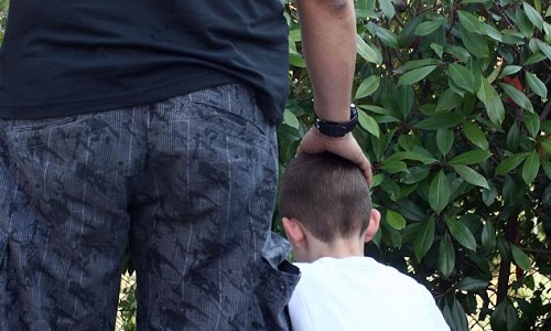 Bambino autistico violentato in strada da un extracomunitario, passante vede tutto e lo fa arrestare
