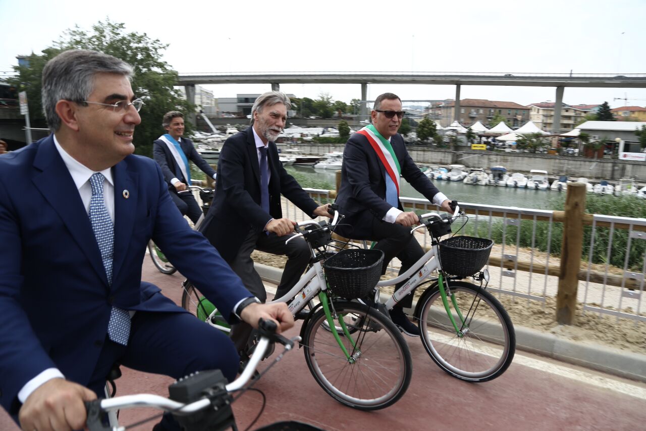 Delrio e D’Alfonso in bici inaugurano il ponte Flaiano a Pescara. Stasera il concerto dei Sud Sound System