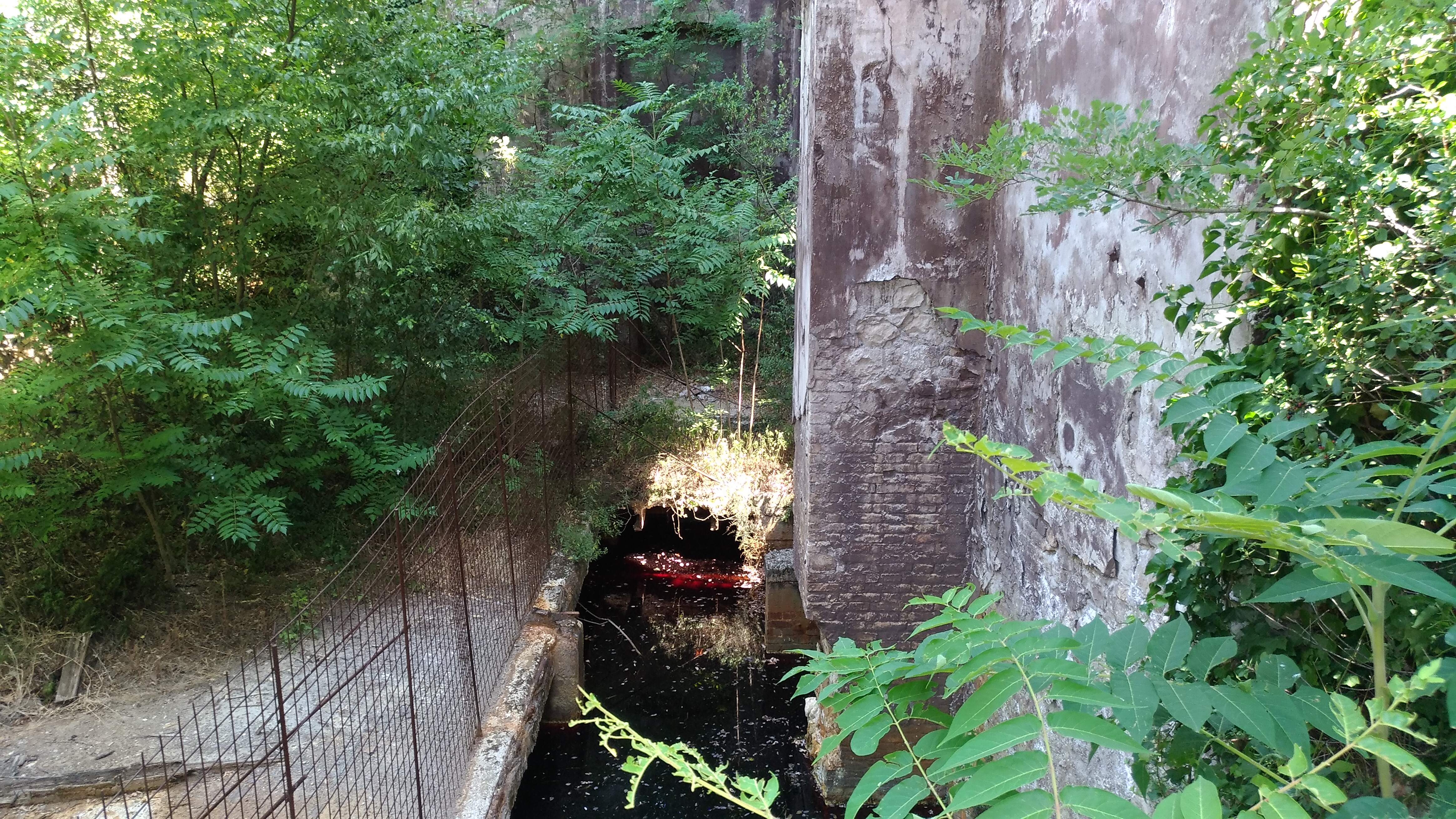 Sito inquinato di Piano D’Orta: scorie nucleari e liquidi rossi nell’acqua, attesa per le analisi