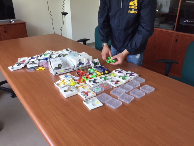 2500 fidget spinner di fattezza cinese sequestrati dalle fiamme gialle, denunciate sette persone