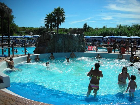 Molesta bambini nella piscina di uno stabilimento balneare, malmenato dai genitori