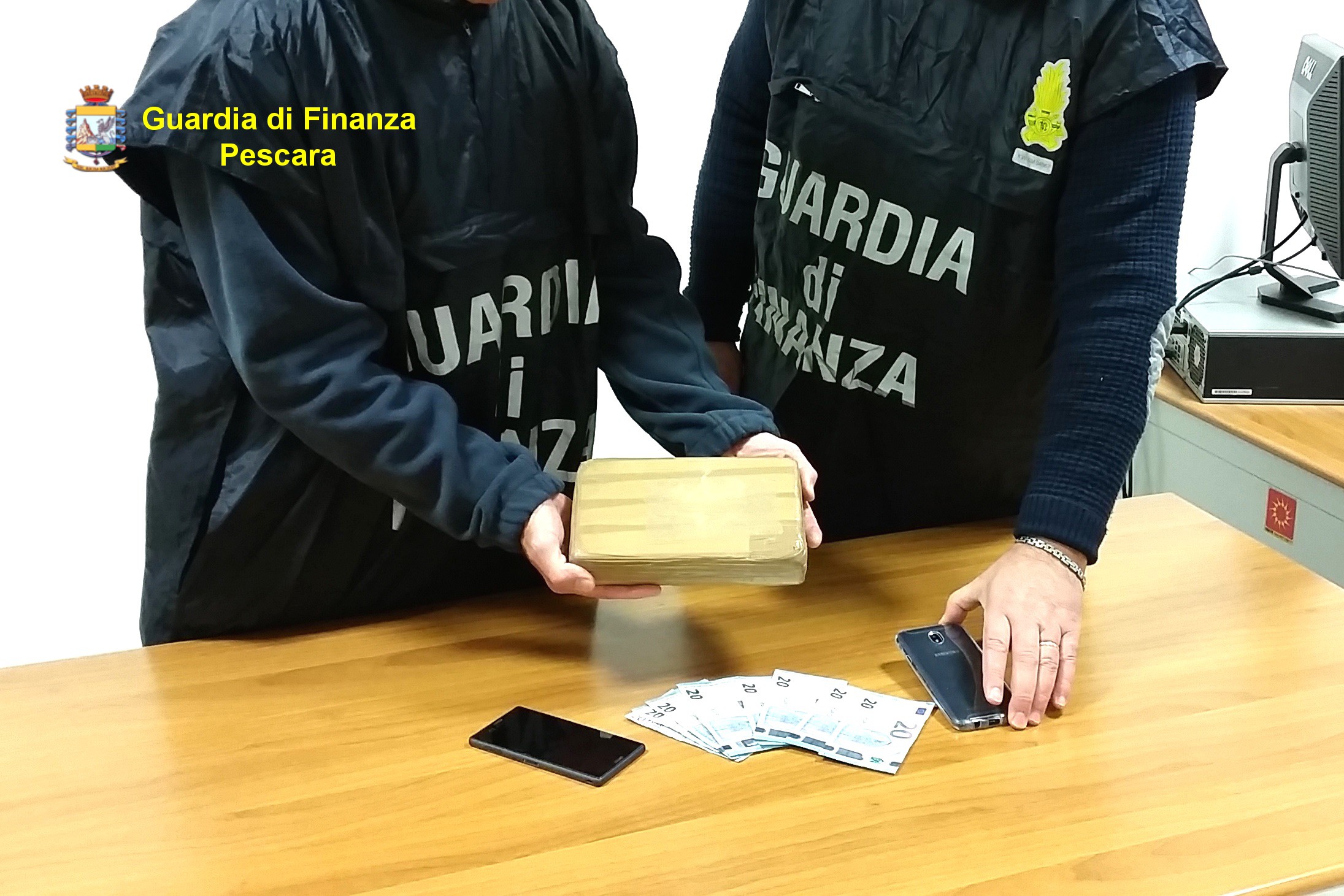 Un chilo di cocaina nascosta nel motore dell’auto, arrestato corriere albanese (Video)