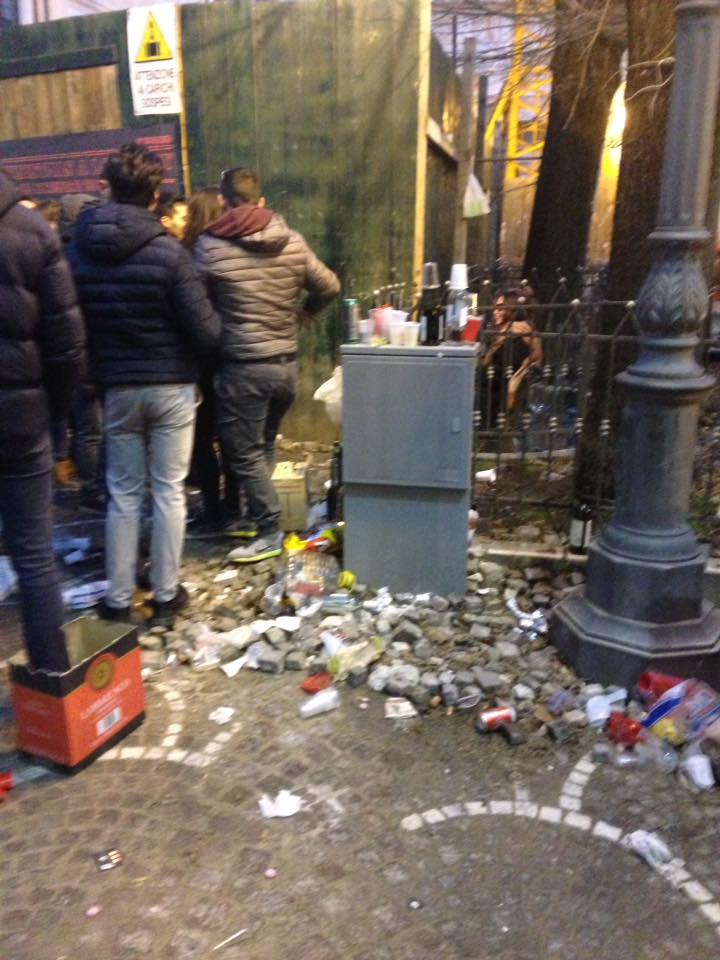 L’aperitivo a “Ju Boss” e cumuli di sporcizia lasciati in strada: siamo alle solite, l’indignazione corre sul web