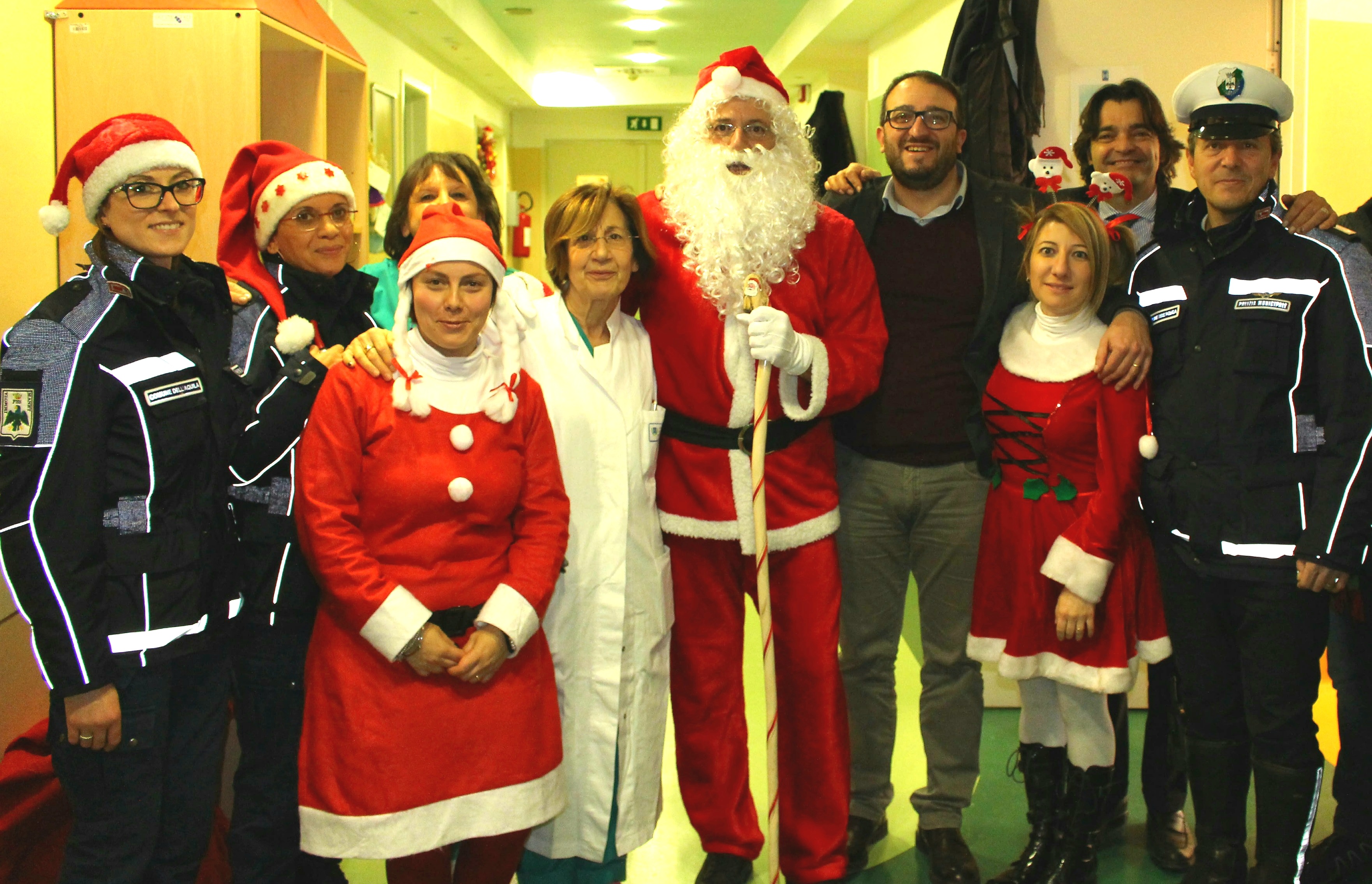 I vigili si vestono da Babbo Natale e portano regali ai bimbi ricoverati in Pediatria