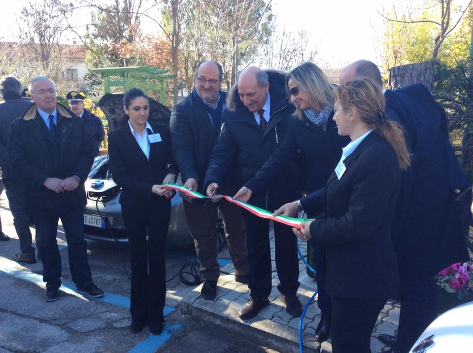 Inaugurata la prima stazione abruzzese di ricarica per auto elettriche