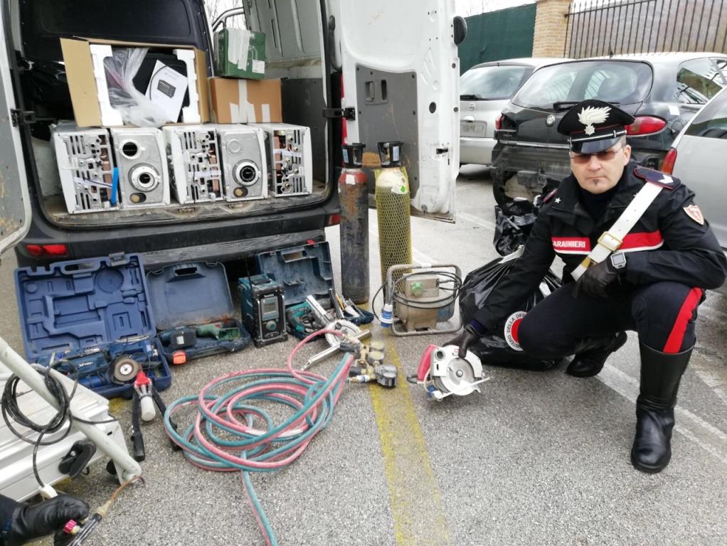 Depredavano le abitazioni del centro storico: arrestati 2 pregiudicati romeni, refurtiva recuperata