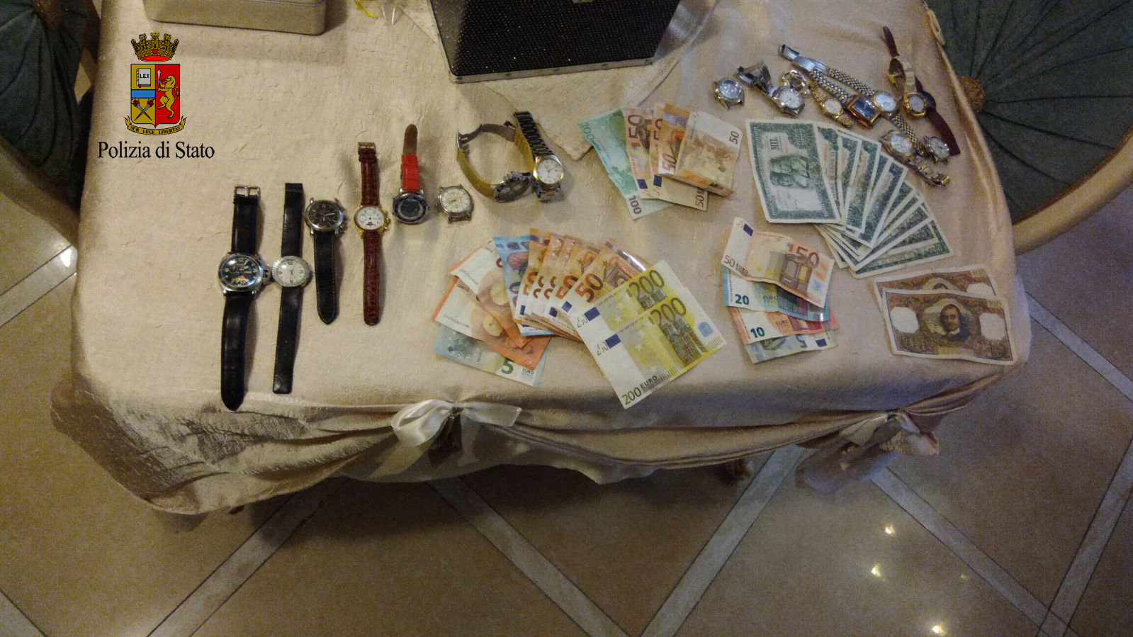 Furti agli anziani: la polizia arresta due donne di etnia Rom, in casa trovata la refurtiva