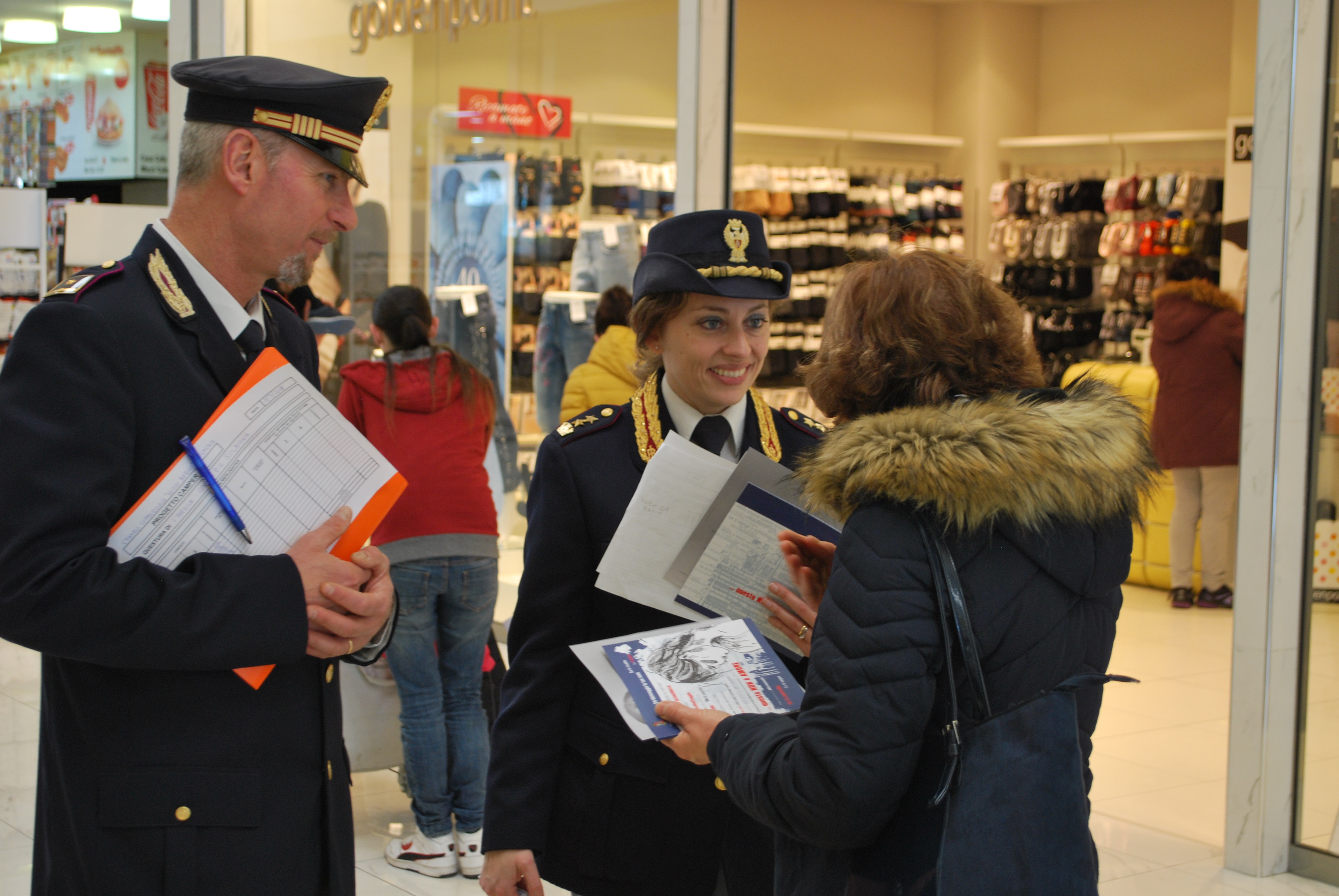 Gli agenti della Polizia di Stato al Centro Commerciale in sostegno alle donne