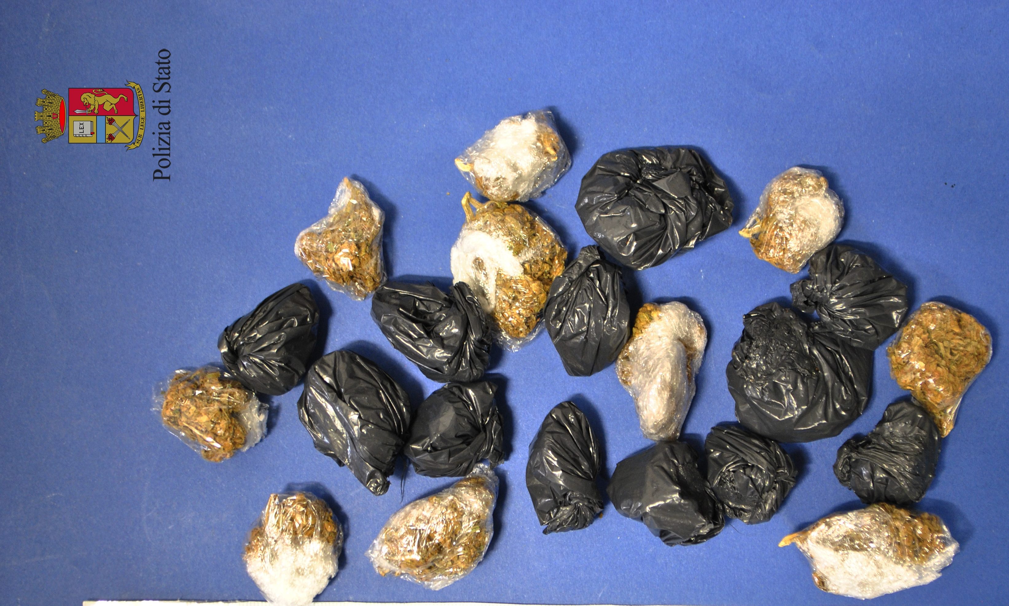 Estorsione e detenzione di droga, arrestati due minorenni di origine albanese