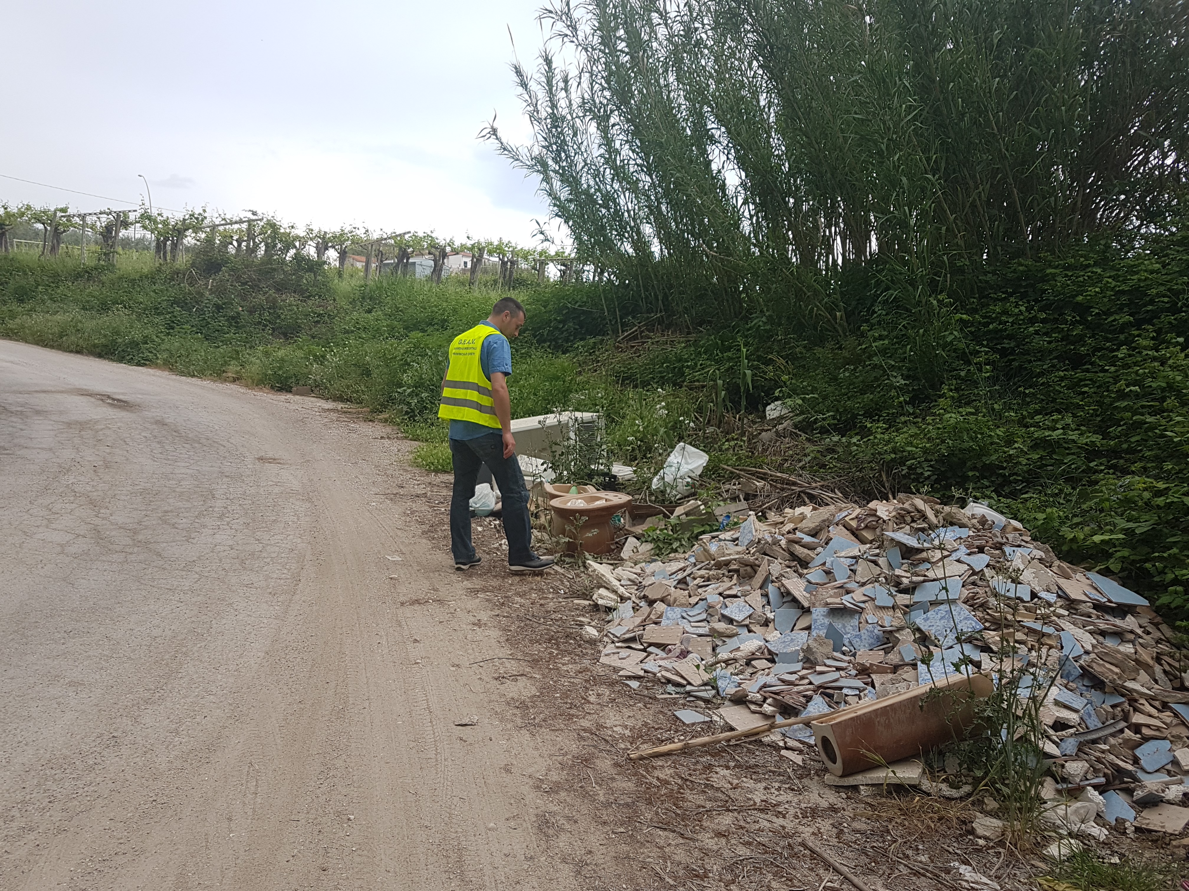 Rinvenuta dalle Guardie Ambientali Volontarie una maxi discarica sotto il ponte della A14