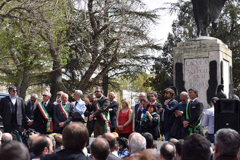 “No al terremoto fiscale” in migliaia all’Aquila tra cittadini, imprenditori, commercianti, studenti e politici (Foto)