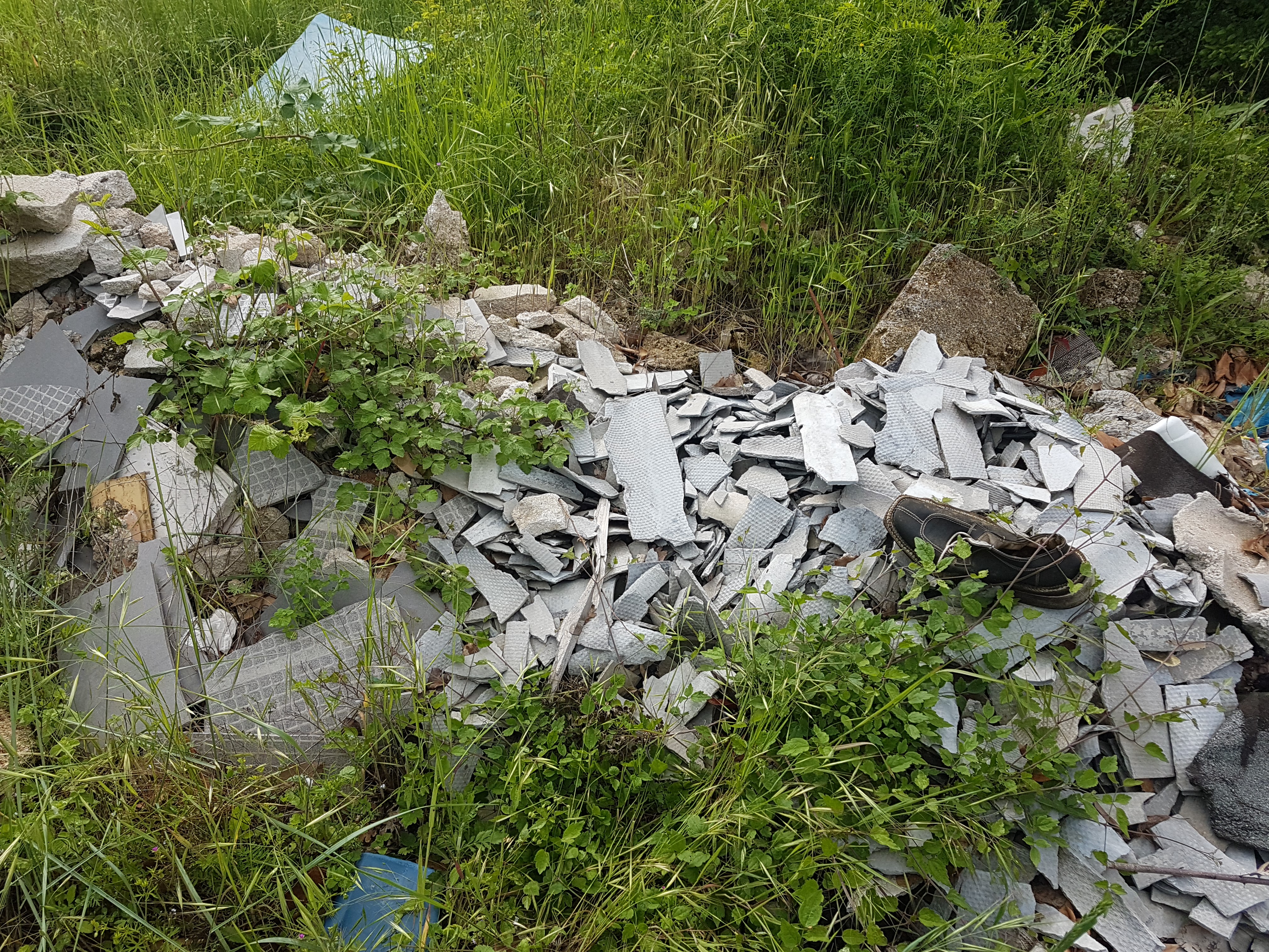 Discarica abusiva con amianto scoperta dalla Guardie Ambientali Volontarie vicino all’ex cava Lafarge