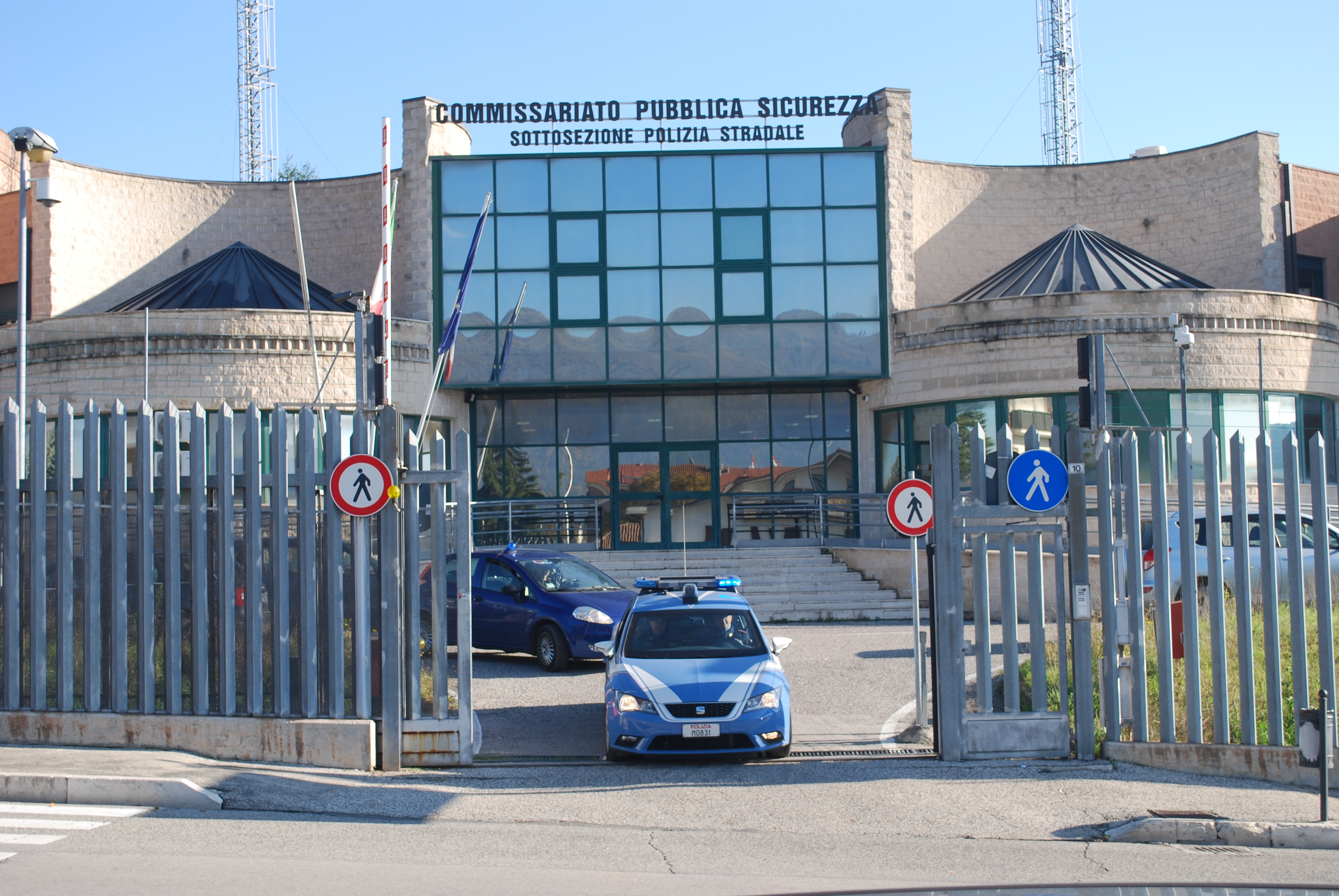 Girava per la città armato di ascia alla ricerca di un connazionale, arrestato un marocchino