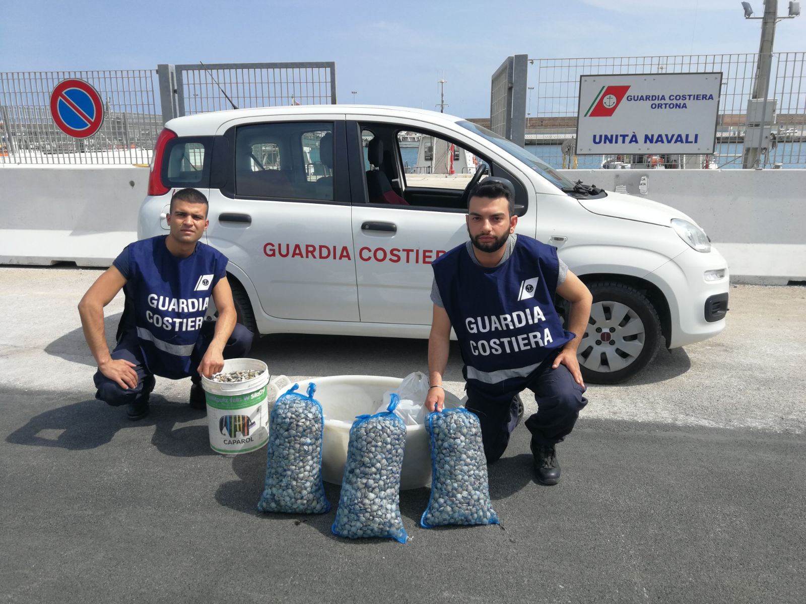 Sequestrati dalla Capitaneria oltre 150 chili di vongole a due armatori destinate al mercato in nero