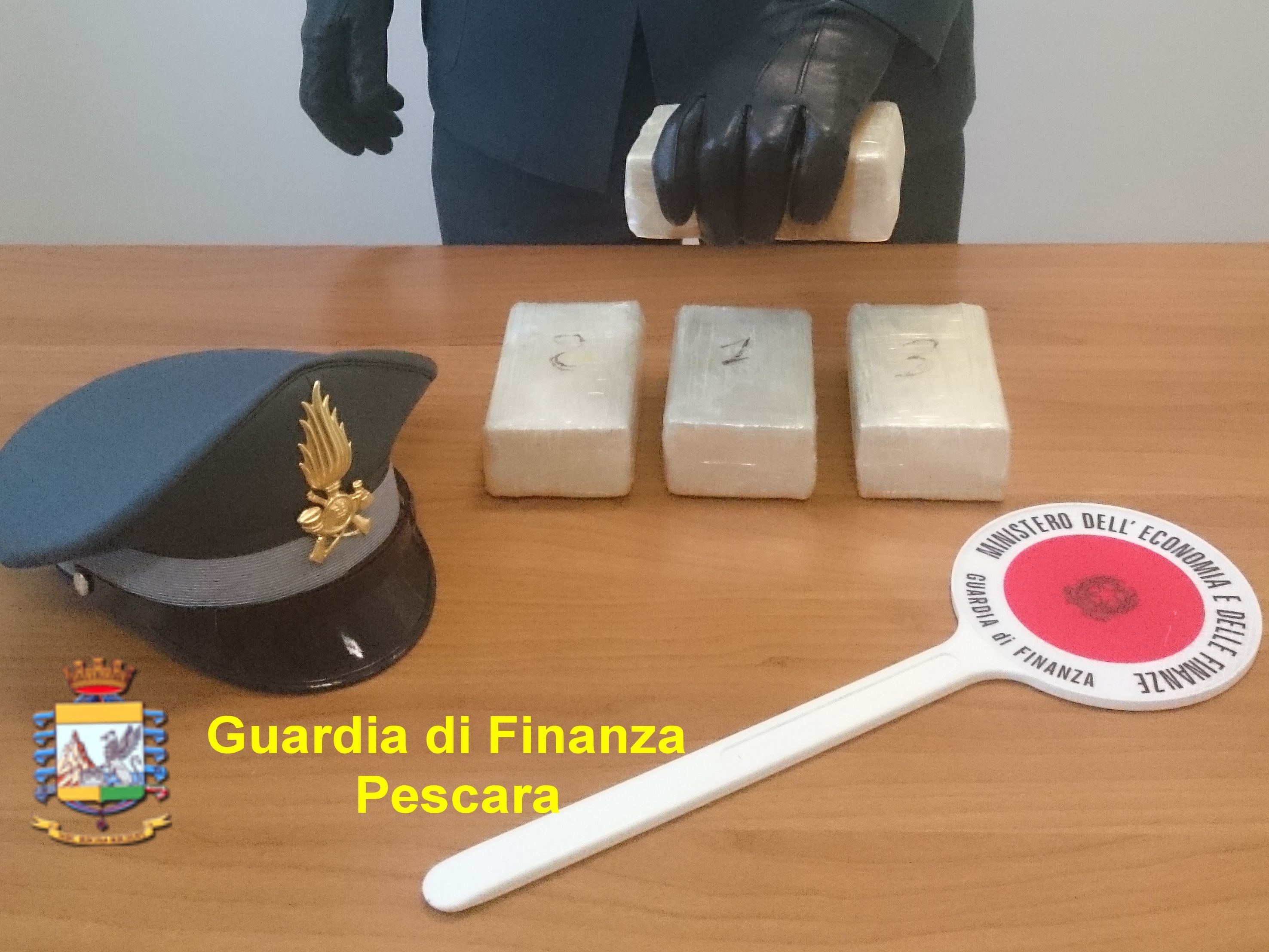 Due chili di eroina nel pacco dei cereali, arrestato un corriere albanese di 30 anni