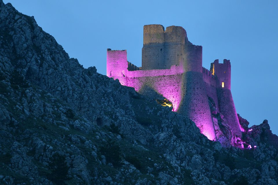 Rocca Calascio si tinge di rosa, l’Abruzzo rende omaggio al Giro d’Italia atteso per domani