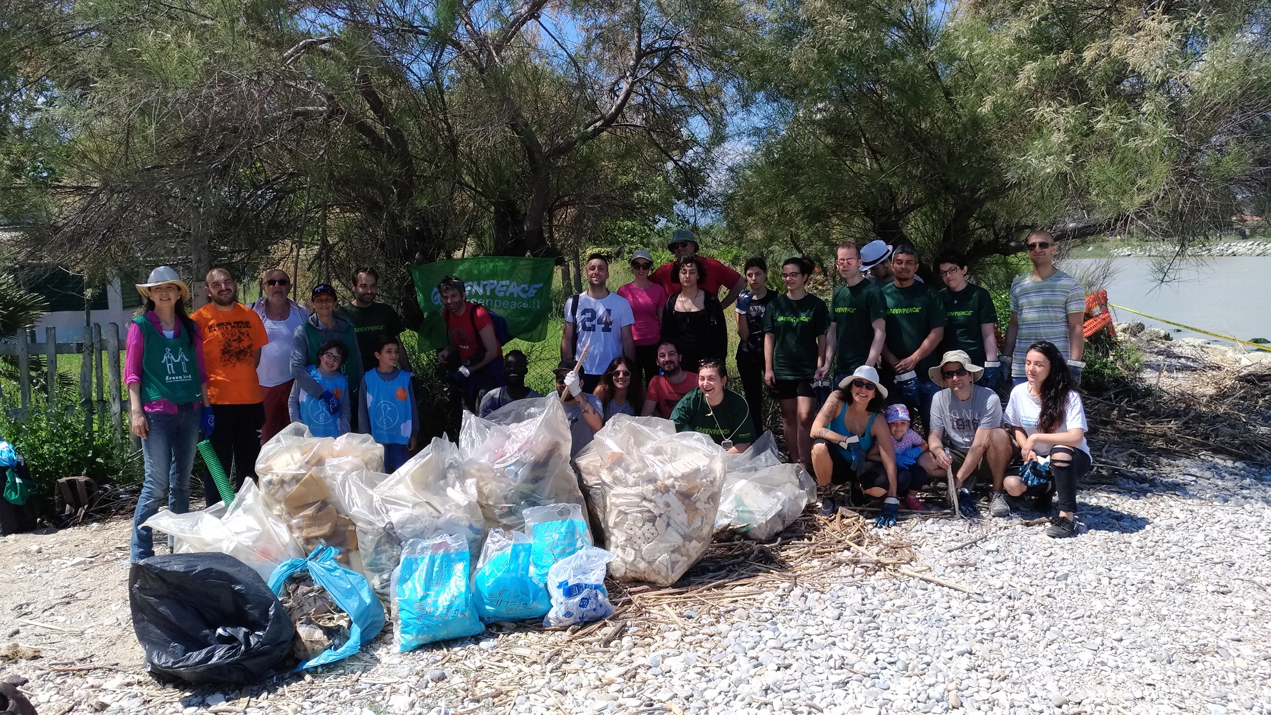 Volontari di Greenpeace, Forum H2O e SOA puliscono la Foce del Saline
