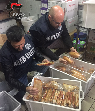 Carabinieri sequestrano 200 chili di pizzette e panini destinati alle scuole, denunciati preside e titolare ditta