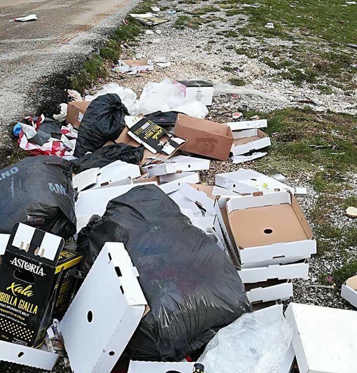 Immondizia e striscioni pubblicitari abbandonati, degrado a Campo Imperatore dopo il Giro D’Italia