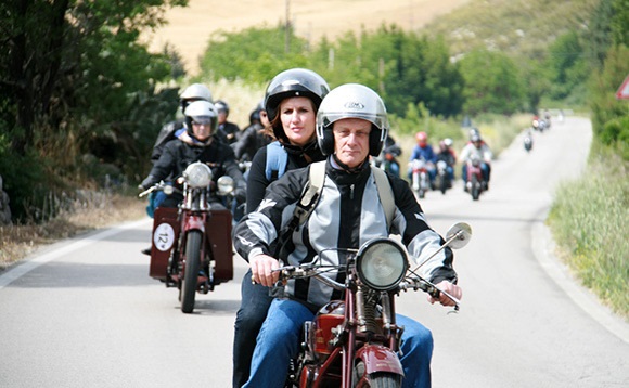 Strade chiuse: protestano le due ruote, 50 centauri percorrono il tratto vietato tra L’Aquila e Campotosto