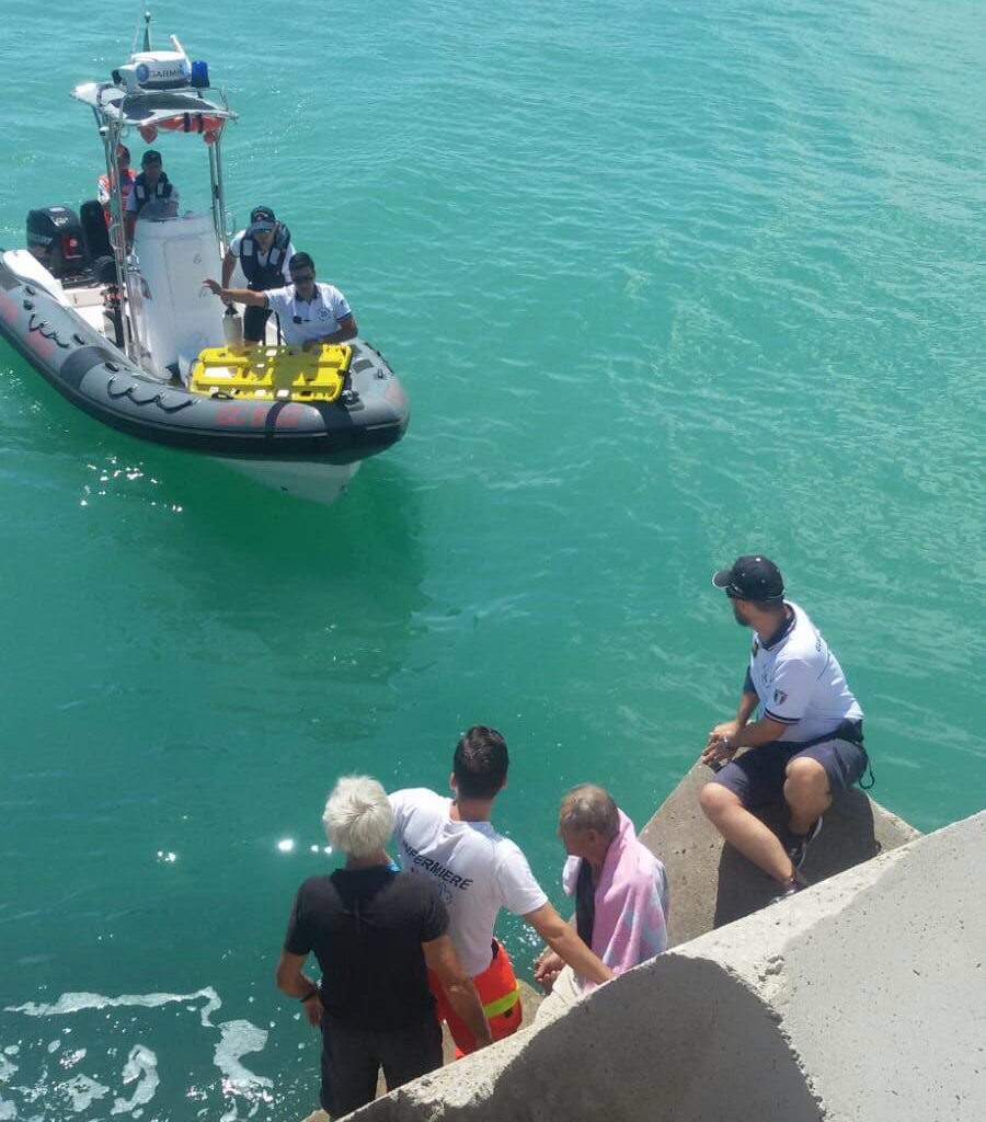 Cade tra gli scogli mentre prende il sole in zona ad accesso vietato, capitaneria recupera 80enne ferito