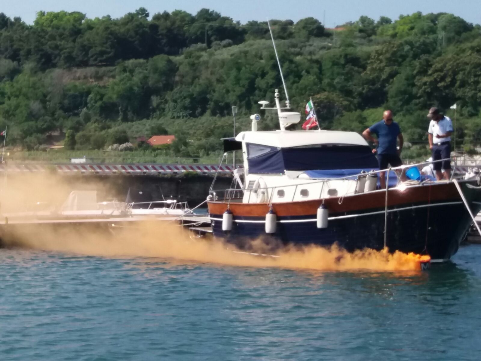 Esercitazione nel porto di Ortona: simulate fiamme e feriti a bordo di un’imbarcazione