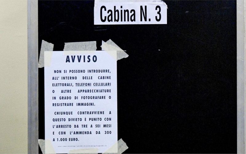 Elezioni: il click del cellulare tradisce una elettrice scoperta a fotografare la scheda, denunciata