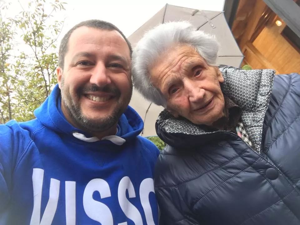 Nonna Peppina torna a casa, ecco il selfie con Salvini. Il ministro dell’interno esulta